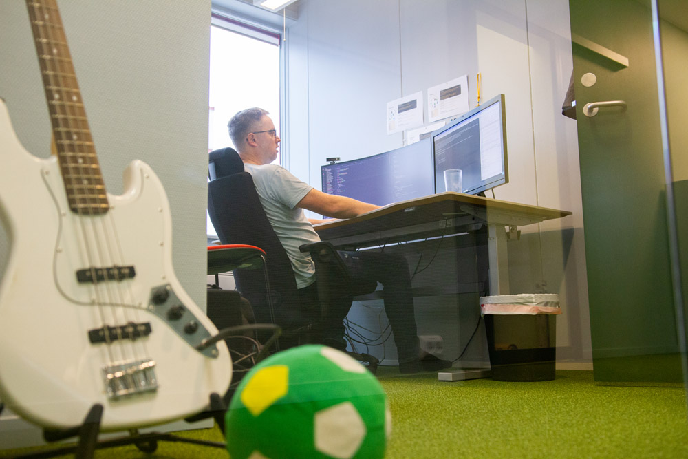 Robin_Gitar_WEB Utvikler Robin Pedersen spiller bass på nivå med Flea og programmerer på nivå med Sid Meier.